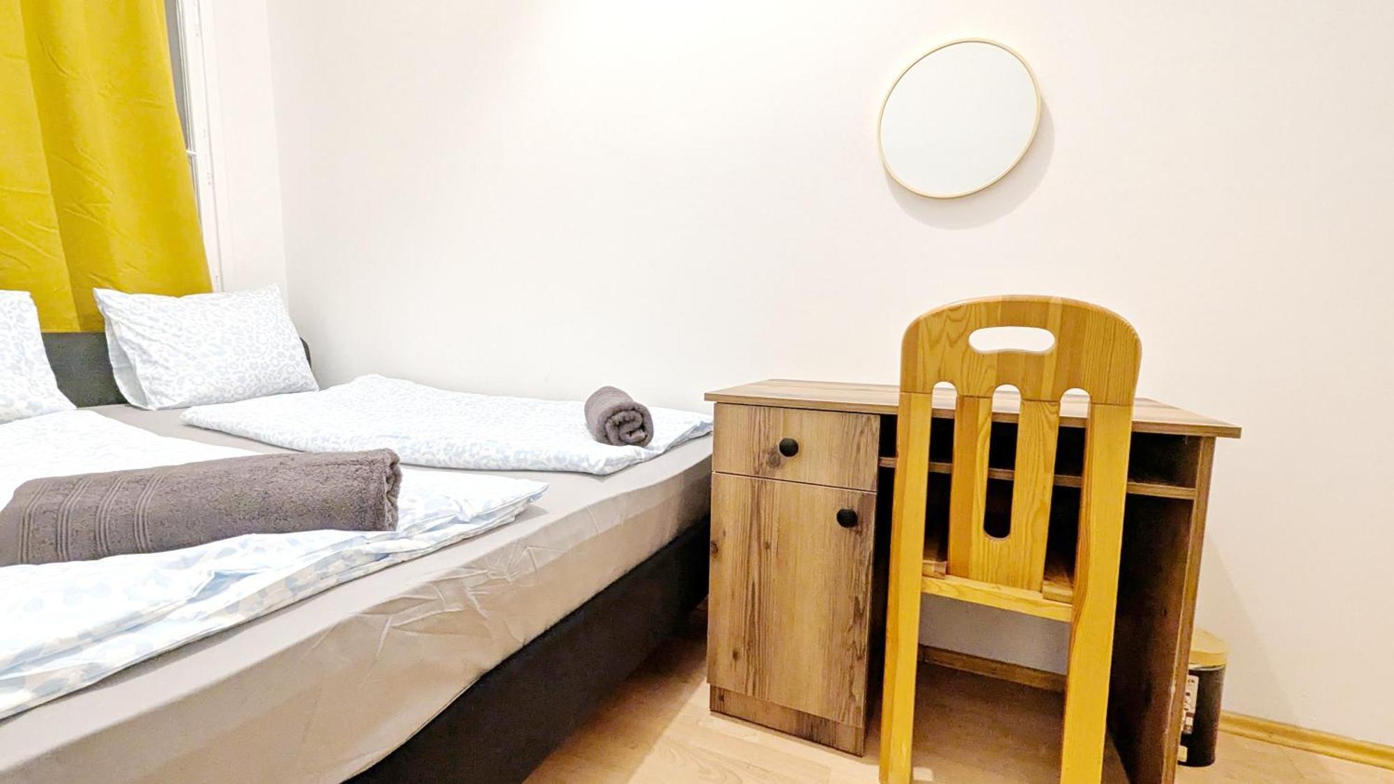Spacious - 15 Min From Airport & Center, 5 Min From Main-bus Station Ez 7-8 Gazde/Camere de închiriat